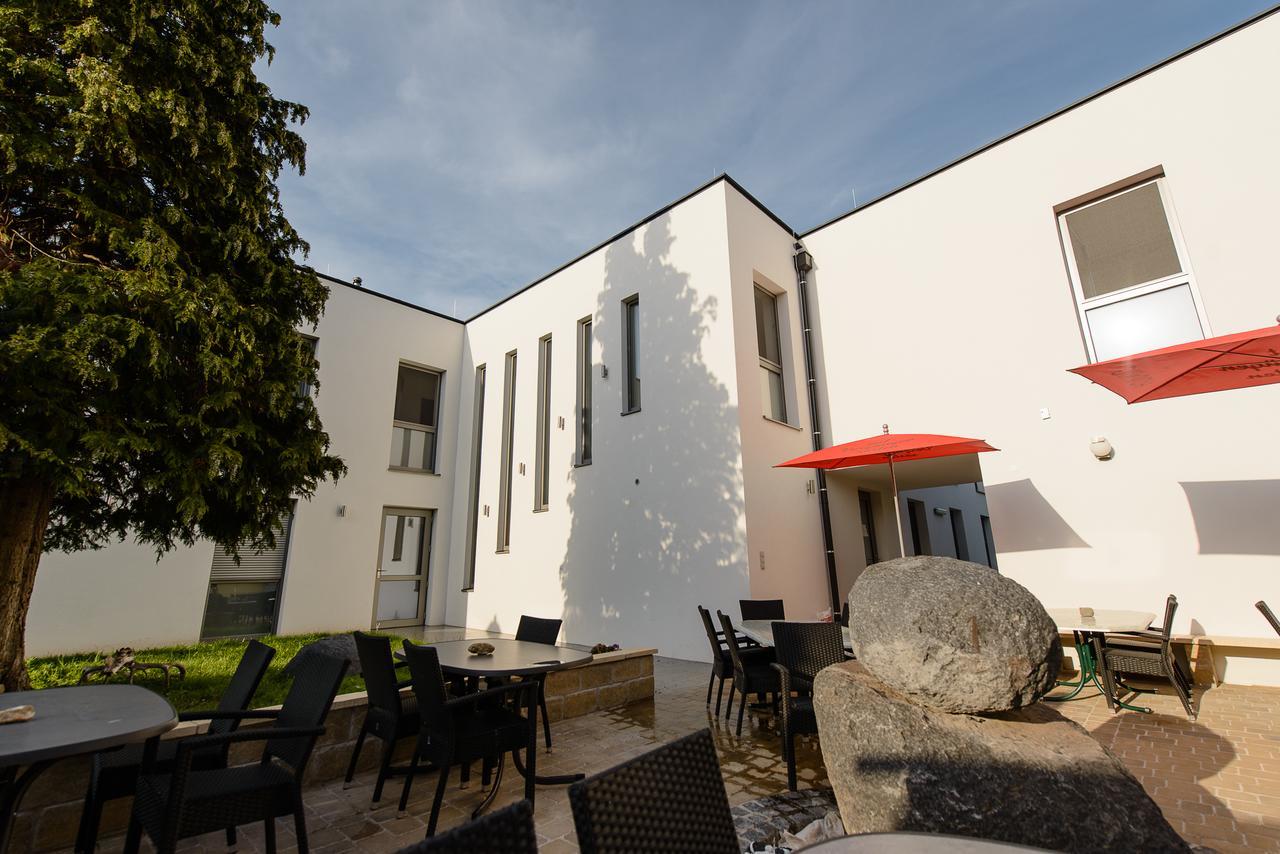Dorfmeister Business Hotel B&B Weikersdorf am Steinfelde Extérieur photo