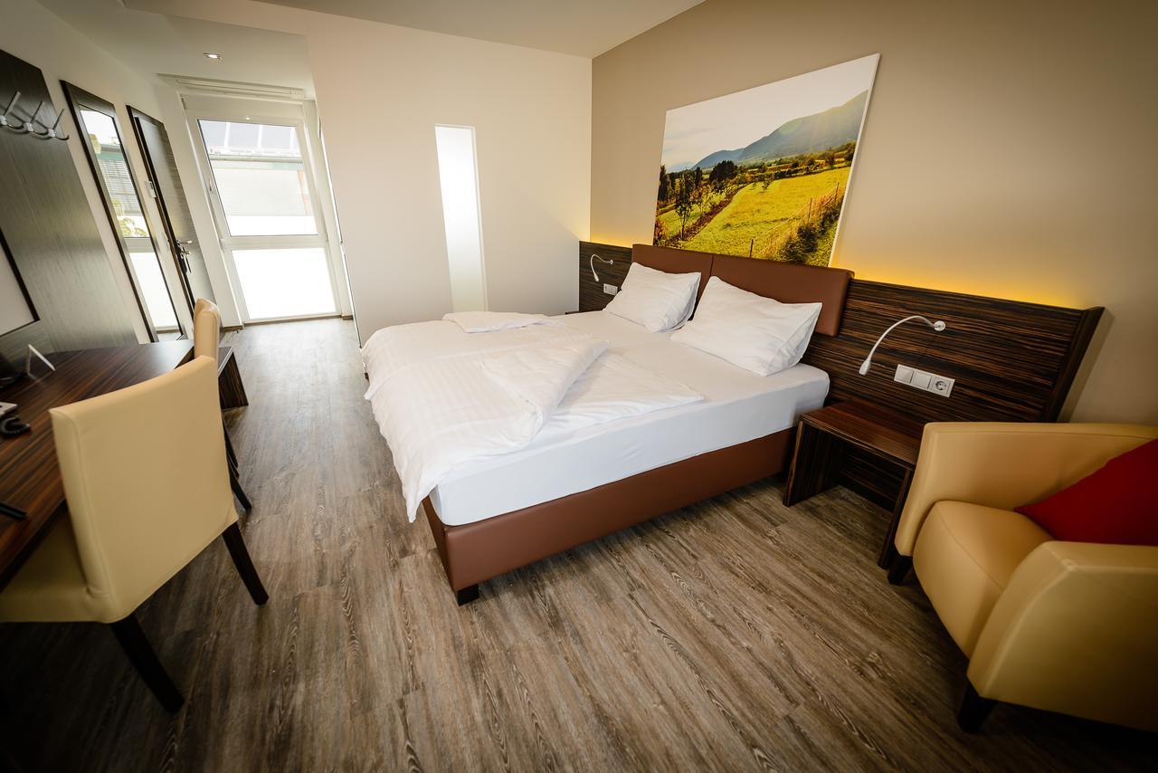 Dorfmeister Business Hotel B&B Weikersdorf am Steinfelde Extérieur photo