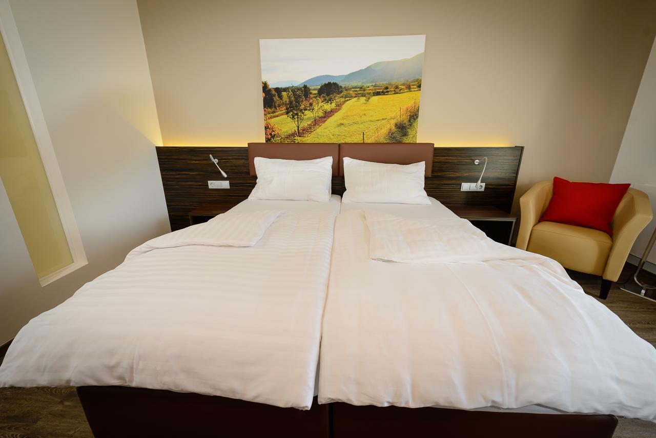 Dorfmeister Business Hotel B&B Weikersdorf am Steinfelde Extérieur photo